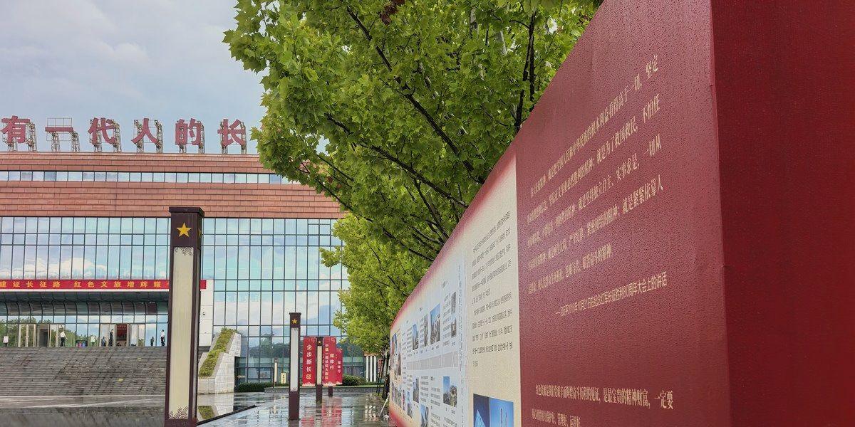 企业媒体行 · 户外主题展板长廊实景