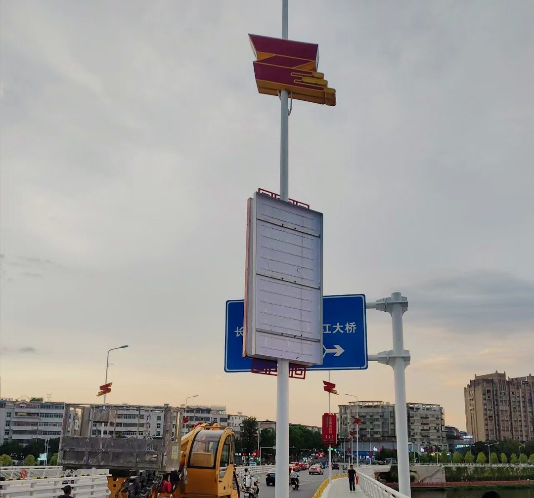 大桥灯箱上杆安装:箱体吊装就位,电源和布线走箱体,检修口留在箱体下方。