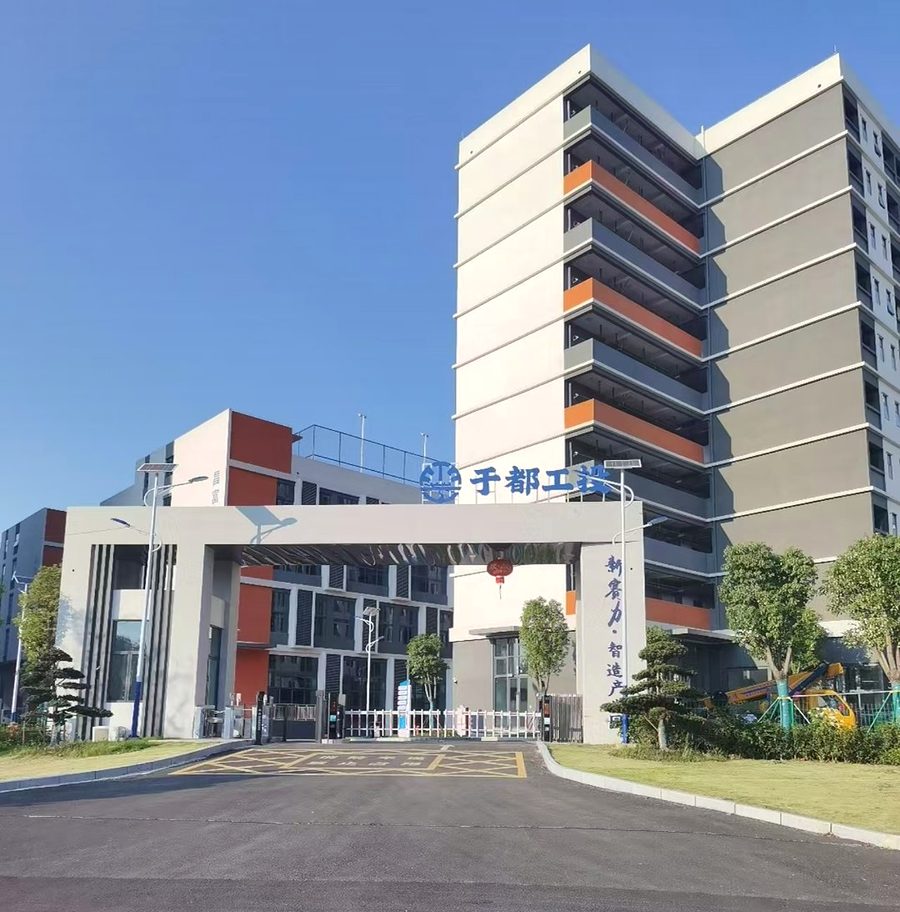 园区大门与门楼:立牌立在哪,先看人车进出的正脸方向(现场记录)