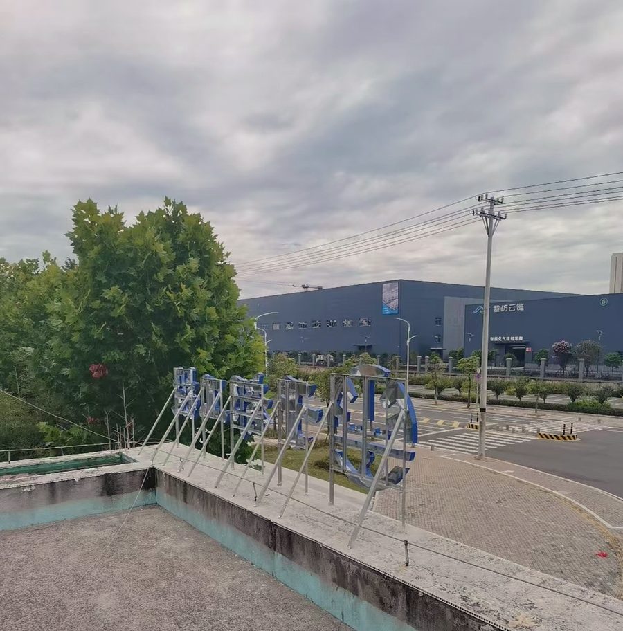 楼顶大字的钢骨架背面:方通间距密不密、焊缝匀不匀,外行也看得出松紧(现场记录)