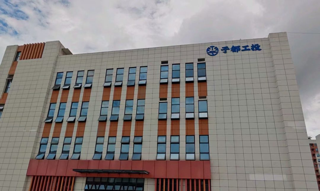 产业园楼体大字:楼顶沿口的字壳正面(现场记录)