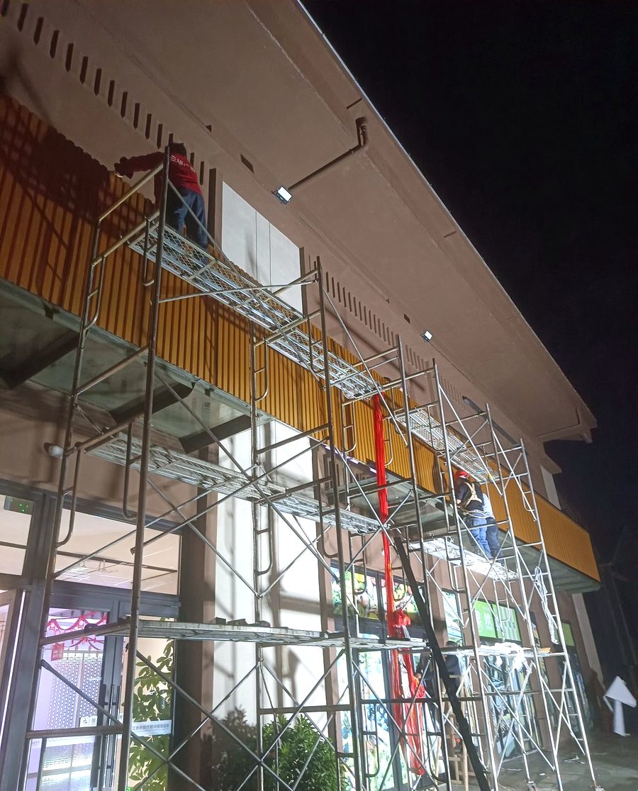 临街门头夜间施工:脚手架逐层搭设,不挡人家白天做生意(现场记录)