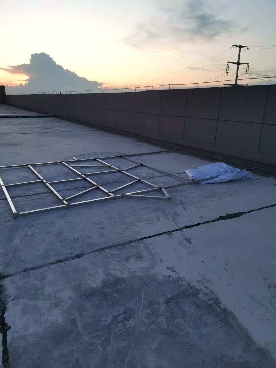 厂区楼顶大字的屋面骨架:方通分片满焊,待整体上墙(现场记录)