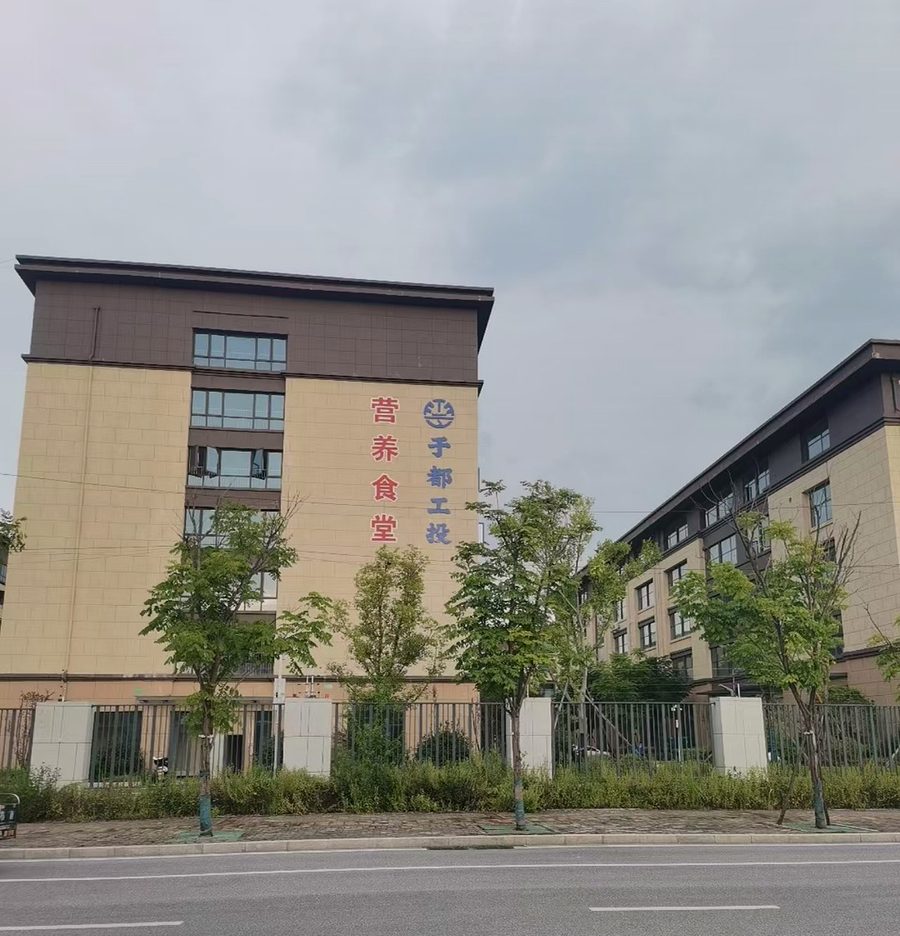 厂区楼体大字:白天晚上都认得出(化名)。