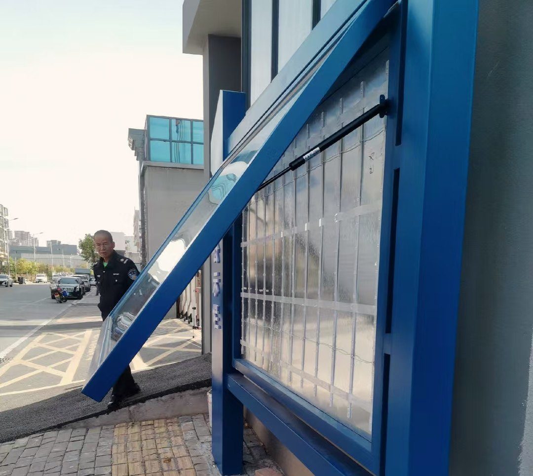 产业园的液压开启报栏:栏门撑开,里头的画面随手换,墙一动不动。