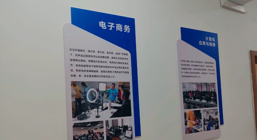 培训学校走廊的专业介绍牌：专业内容三五年不变，做死不亏。