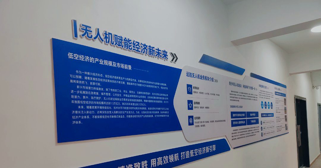 走廊一整排行业知识展板:客户往里走,一路把这家学校的专业度看完。