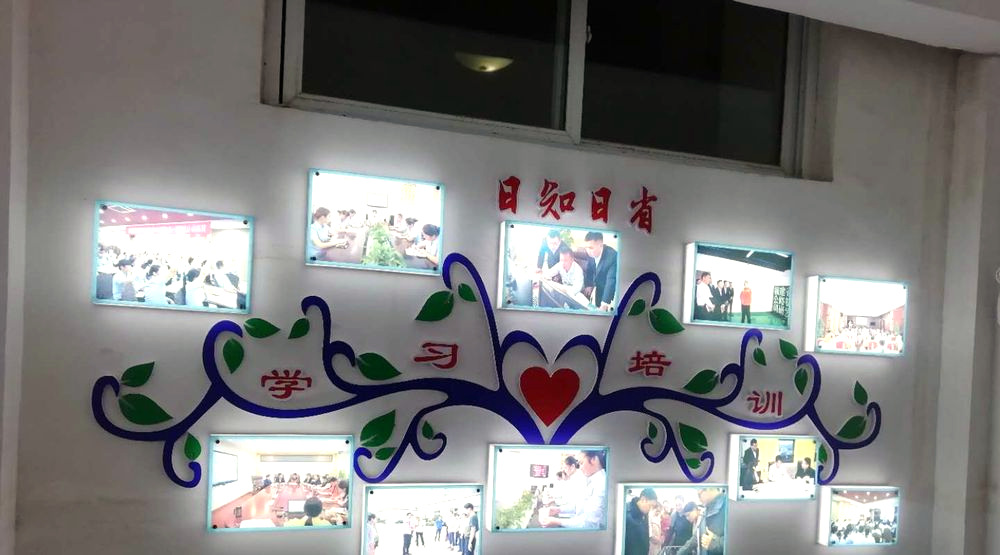 楼梯间 · 照片墙与灯箱